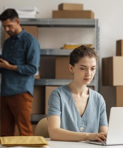 mujer-que-trabaja-en-la-computadora-portatil