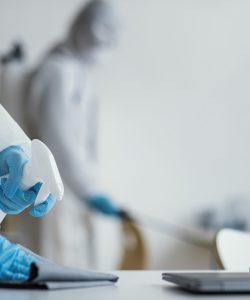 personas-desinfectando-un-area-de-riesgo-biologico
