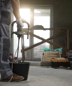 tiler-trabajando-en-la-renovacion-del-apartamento